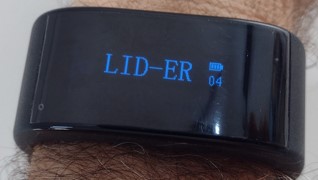 pulseira sem fio que recebe o chamado, mostra quem esta chamando e vibra para chamar atenção da pessoa.